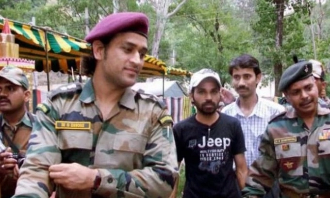 जम्मू-कश्मीर में सेना के साथ ट्रेनिंग लेंगे धोनी, जनरल बिपिन रावत ने दी मंजूरी