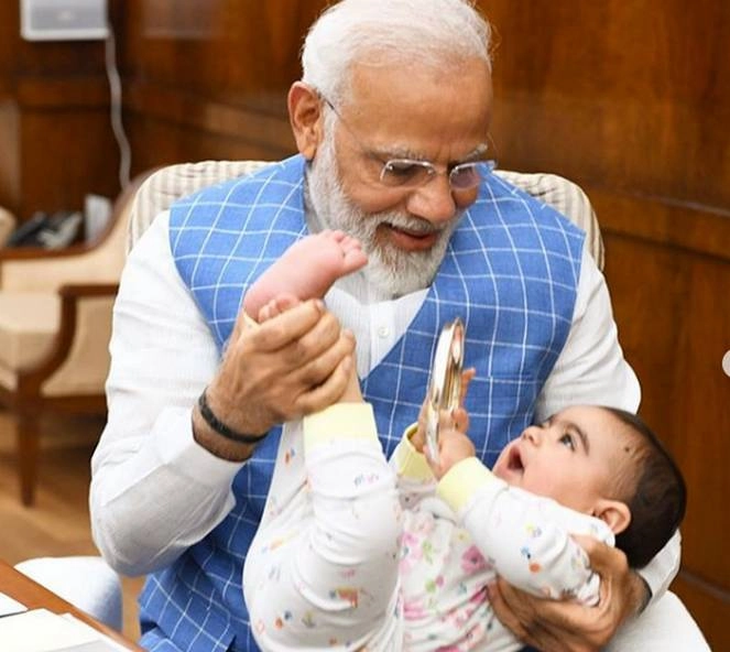 Narendra Modi। पीएम नरेन्द्र मोदी से मिलने संसद आया 'खास दोस्त', सोशल मीडिया पर बना सनसनी - Prime Minister Narendra Modi Parliament Social Media Instagram