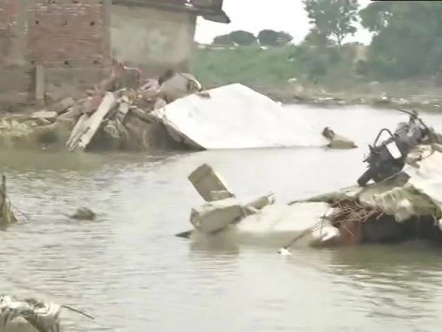 बाढ़ से बर्बाद हुआ बिहार का यह गांव, पानी में बह गए घर
