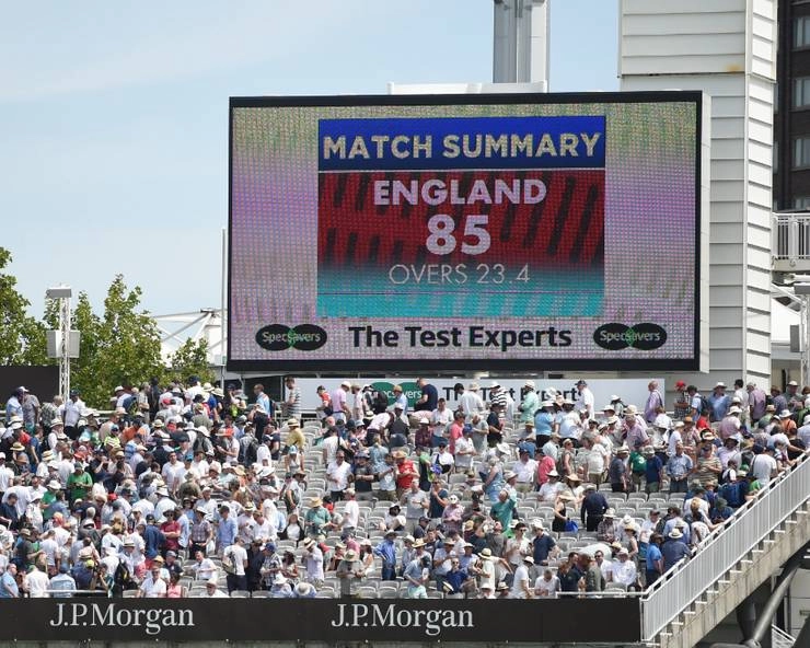 वर्ल्ड चैम्पियन इंग्लैंड को 85 रनों पर समेटने के बाद आयरलैंड ने 122 रनों की बढ़त ली