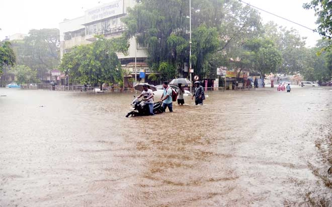 मौसम अपडेट : मूसलधार बारिश ने बढ़ाई परेशानी, मुंबई पानी-पानी
