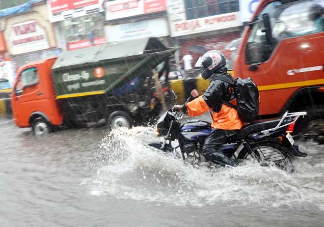 मुंबई फिर पानी-पानी, सड़कें लबालब, मौसम विभाग ने जारी किया अलर्ट