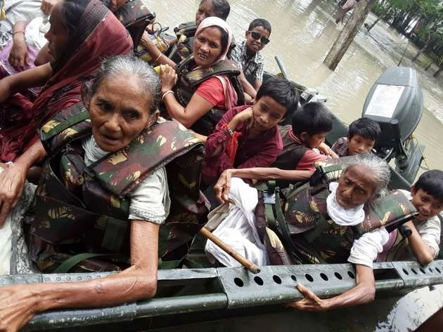 जांबाजी को सलाम, असम में सेना ने बचाई बाढ़ में फंसे 150 लोगों की जान - Assam flood : Indian army rescued 150 People