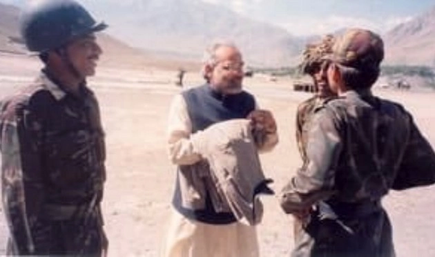 पीएम मोदी ने कारगिल के शहीदों को किया नमन, शेयर की सैनिकों के साथ फोटो - PM Modi says, visit to Kargil and interactions with soldiers are unforgettable