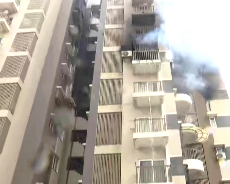 अहमदाबाद में बहुमंजिला इमारत में लगी आग, महिला की मौत - A fire in multi storey building in Ahmedabad