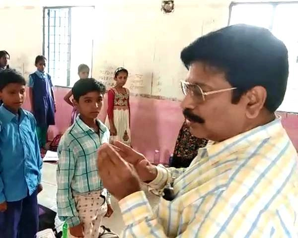 कलेक्टर ने ली बच्चों की क्लास, पढ़ाई अंग्रेजी - Collector rawat teaches student in Shajapur