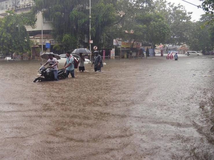 मुंबई में बारिश का कहर, थम गई आर्थिक राजधानी की रफ्तार, चारों ओर पानी ही पानी - mumbai rain