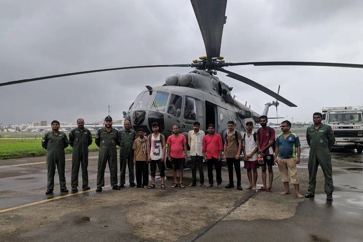 भारी बारिश के कारण छत पर फंसे 9 लोगों को वायुसेना के हेलीकाप्टर ने बचाया, देखें फोटो - Mumbai heavy rain roof Indian Air Force helicopter
