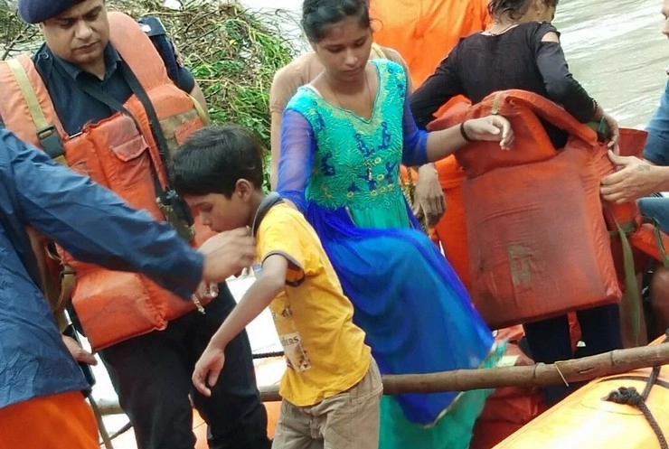 बाढ़ में फंसे लोगों के लिए देवदूत बनी एनडीआरएफ, बचाई 16 लोगों की जिंदगी