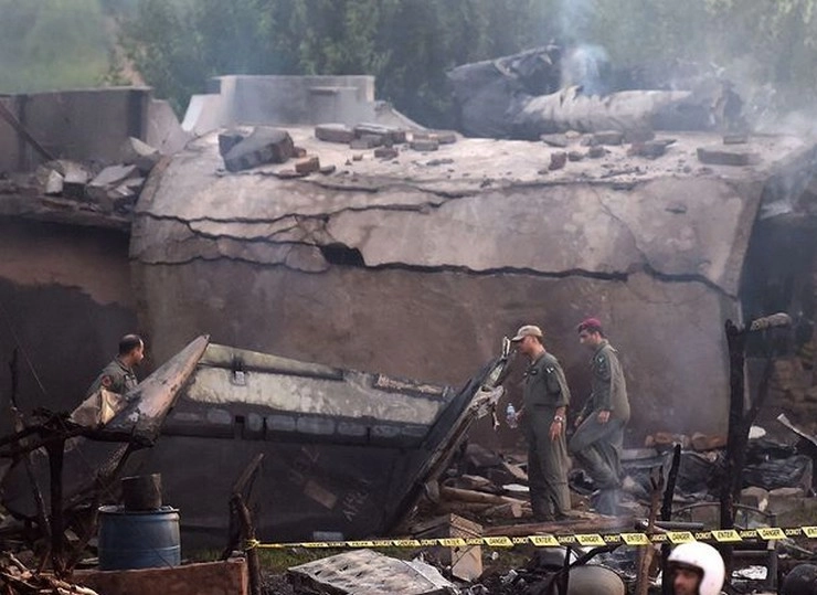 पाकिस्तान में सैन्य विमान क्रैश होने से 19 लोगों की मौत