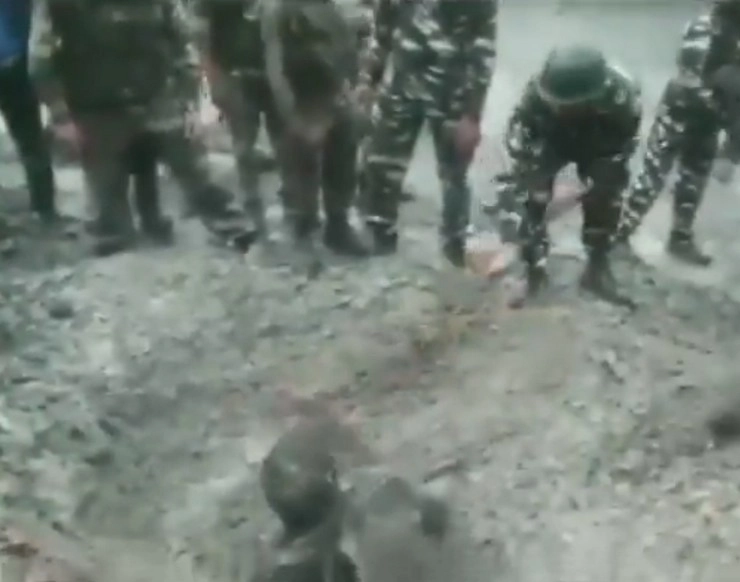 भूस्खलन के मलबे में फंसा, CRPF जवानों ने बचाई जान (वीडियो) - CRPF personnel rescue a man trapped in landslide
