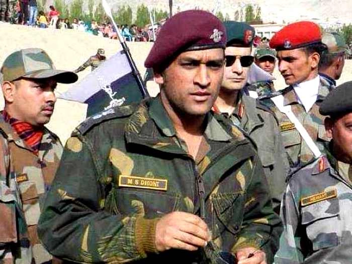 पाक गोलीबारी के बीच लेफ्टिनेंट कर्नल महेंद्र सिंह धोनी ने कश्मीर में मोर्चा संभाला