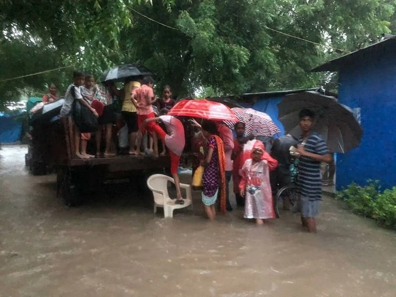 मौसम अपडेट : वडोदरा में 14 घंटे में बरसा 18 इंच पानी, आम जनजीवन अस्त-व्यस्त, भारी बारिश की चेतावनी