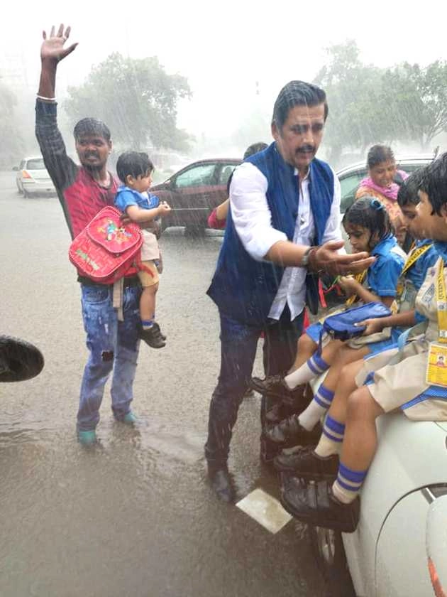 भारी बारिश में दुर्घटनाग्रस्त हुआ स्कूली वाहन, रवि किशन ने यूं की बच्चों की मदद - bhojpuri superstar ravi kishan helped childrens after school vehicle collide during heavy rain