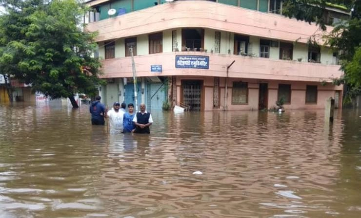 कर्नाटक, महाराष्ट्र में भारी बारिश से स्थिति गंभीर, चारों ओर पानी ही पानी, 2.5 लाख लोगों को निकाला - weather update : Heavy rain in Karnataka and Maharashtra