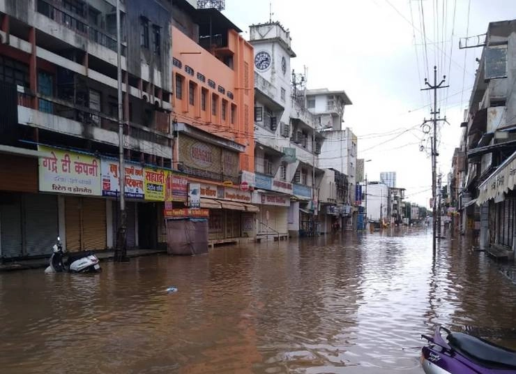 बाढ़ प्रभावित सांगली में बड़ा हादसा, बचाव कार्य में जुटी नौका पलटने से 9 की मौत - Sangli flood : relief boat sink in water,
