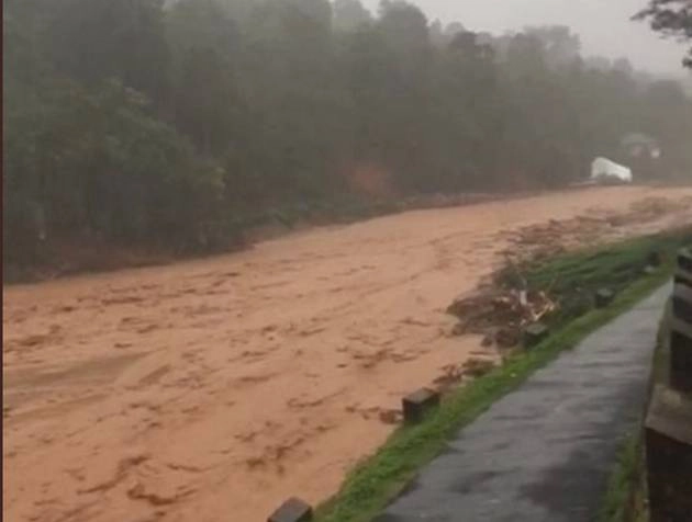 केरल में भूस्खलन, तेज बहाव में बह गए मंदिर और चर्च, 25 की मौत, कोच्चि एयरपोर्ट भी बंद - Kerala heavy rainfall and landslide