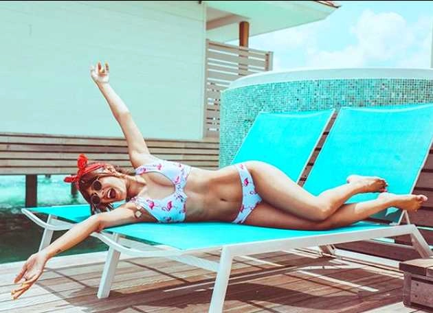 टीवी एक्ट्रेस करिश्मा शर्मा का हॉट बिकिनी अवतार सोशल मीडिया पर छाया - tv actress karishma sharma hot bikini photos viral on social media