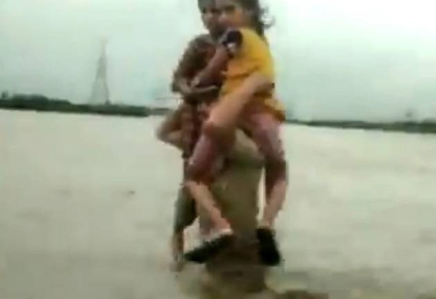पुलिस वाला बना 'हनुमान', बाढ़ के पानी में 2 बच्चियों को कंधे पर बैठाकर 1.5 किमी चला