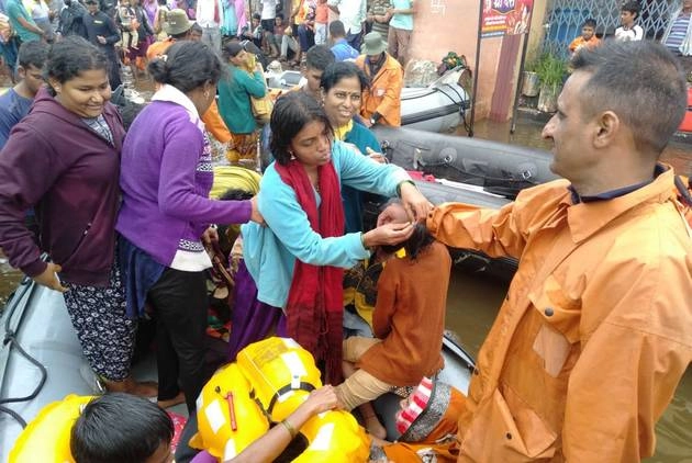 बाढ़ में फंसी महिलाएं, मदद को आए 'भाई', 4 दिन पहले ही मन गई राखी - Maharashtra flood Navy Kolhapur Rakhi