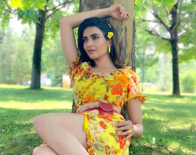 करिश्मा तन्ना ने फ्लॉन्ट किए सेक्सी लेग्स, हॉट अदाएं सोशल मीडिया पर वायरल - karishma tanna hot and bold photoshoot viral on social media