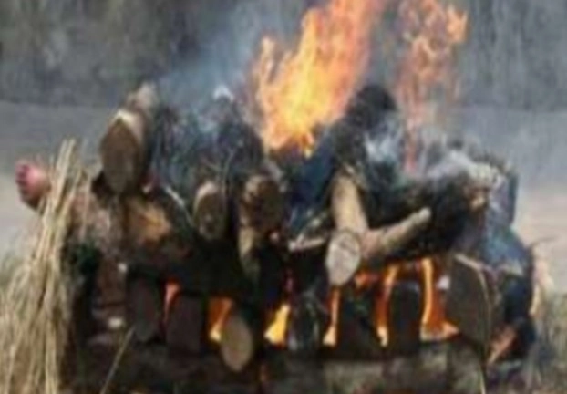 Burning pyre | पिता की कोरोना से मौत के सदमे में बेटी जलती चिता में कूदी