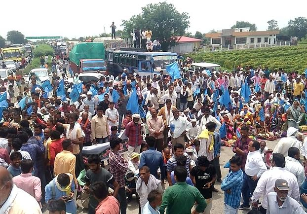 मेधा पाटकर का खलघाट पर धरना, हाईवे जाम - Medha Patkar protest in Khalghat