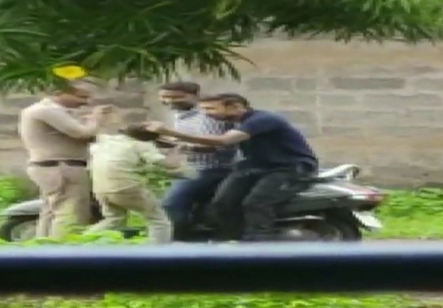 रेलवे स्टेशन पर 3 पुलिसवालों ने बच्चे को पीटा, सोशल मीडिया पर वायरल हुआ वीडियो