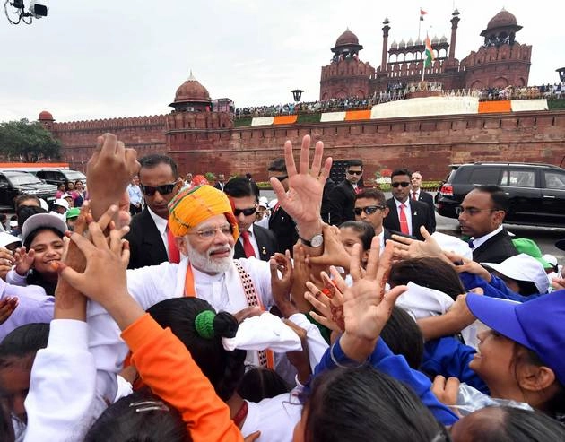 स्वतंत्रता दिवस पर पीएम मोदी ने इस तरह जीता सबका दिल, दिखा उनका खास अंदाज - PM Modi at red fort on Independence day