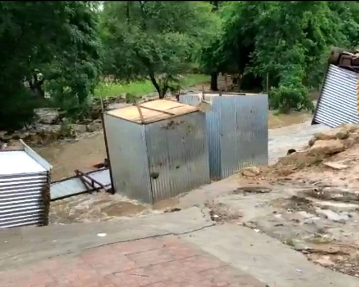 नीमच जिले में पानी ने मचाई तबाही, देखते-देखते पानी में समा गईं दुकानें