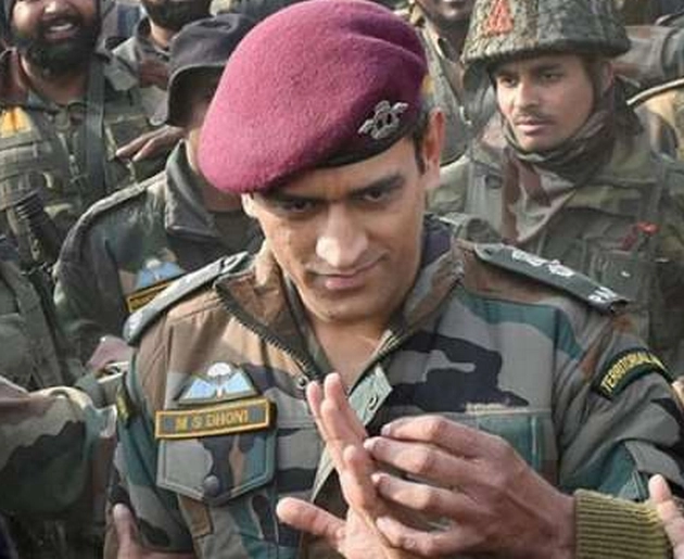 15 दिन की आर्मी ट्रेनिंग पूरी कर कश्मीर से वापस लौटे महेंद्र सिंह धोनी