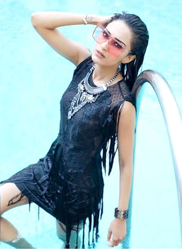 स्विमिंग सूट पहन पूल में उतरीं कसौटी जिंदगी की प्रेरणा, हॉट अदाओं से ढाया कहर - kasautii zindagii kay actress erica fernandes hot photos in black swimsuit