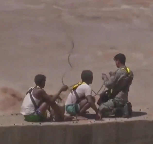 बाढ़ का तांडव, सेना ने इस तरह बचाया (वीडियो) - rescues two people stranded near an under construction dam in Tawi river