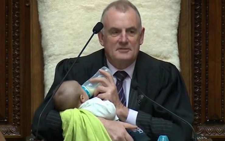 संसद में स्‍पीकर ने बच्‍चे को पिलाया दूध, सोशल मीडिया पर फोटो वायरल