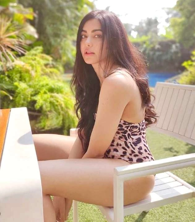 अदा शर्मा ने सोशल मीडिया पर मचाई खलबली, लेपर्ड प्रिंटेड स्विमसूट पहन लगाया हॉटनेस का तड़का - adah sharma shares her hot bikini photoshoot on social media