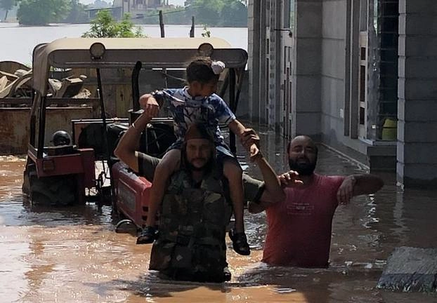 पाकिस्तान ने छोड़ा सतलज नदी का पानी, पंजाब के 17 गांवों में बाढ़ - Pakistan opens headworks gates, 17 villages of Punjab flooded