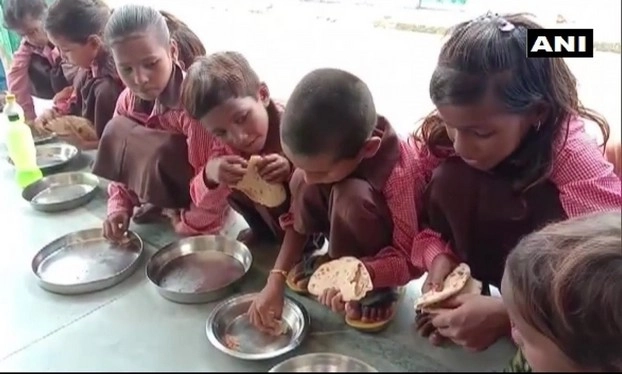 Mid day Meal | मिड डे मील में बच्‍चों को परोसा नमक और रोटी, प्रशासन ने दिए जांच के आदेश