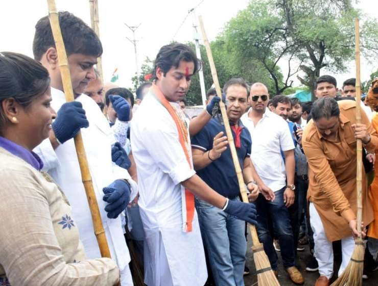 जब इंदौर में सड़कों की सफाई के लिए मंत्री और निगमायुक्त ने हाथों में थामी झाडू - Indore Cleanliness