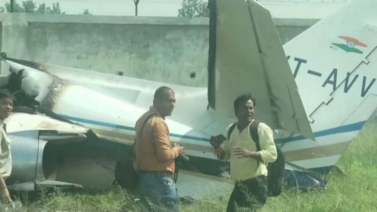 अलीगढ़ में दुर्घटनाग्रस्त हुआ VT-AVV विमान, बाल-बाल बचे यात्री - Aligarh private trainer aircraft crashes during landing