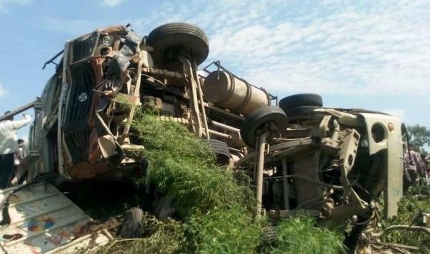 उप्र के शाहजहांपुर में भीषण सड़क दुर्घटना में 16 लोगों की मौत, कई घायल - 16 death in road accident in shajahanpur