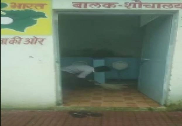 खंडवा के स्कूल में बच्चों से साफ कराई टायलेट, सोशल मीडिया पर वायरल हुआ वीडियो - Students clean toilet in School, video viral