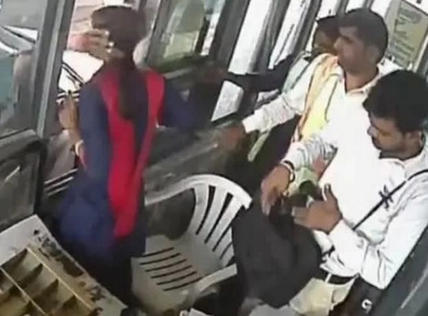 टोल प्लाजा पर रोका, गुस्से में महिला कर्मचारी को मारा थप्पड़ - Man slapping woman staff at toll plaza, Video Viral