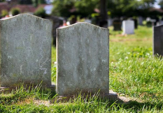 आलीशान कब्रों के कारण अब मौत भी अलग अलग