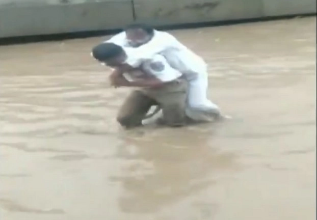 ऐसे भी होते हैं पुलिसवाले, घुटने-घुटने पानी में 'बेबस' को कंधे पर बैठाया - hyderabad rain : traffic inspector carried man on his back