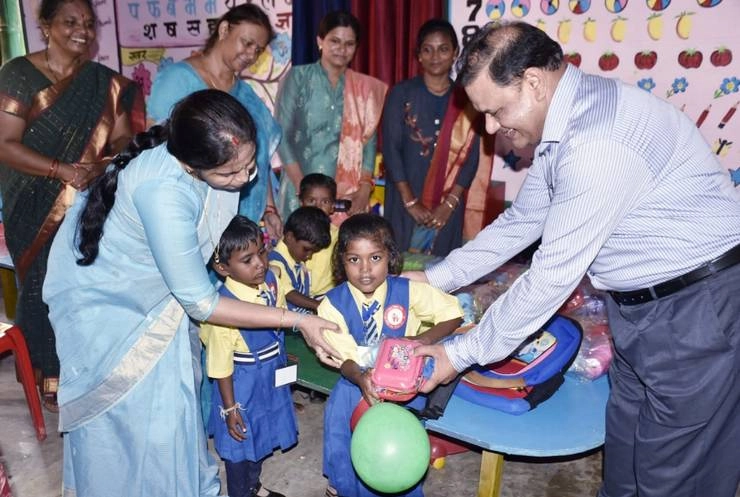 बच्चों की मुस्कान ही राष्ट्र की परमहंस मुस्कान है : कमिश्नर डॉ. भार्गव