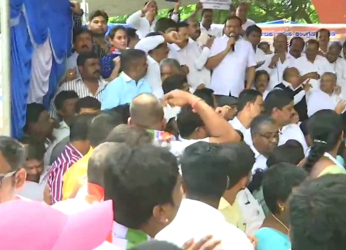 शिवकुमार की गिरफ्तारी के बाद कार्यकर्ताओं ने मचाया तांडव, कांग्रेस ने मोदी सरकार पर लगाया बड़ा आरोप - DK Shivakumar