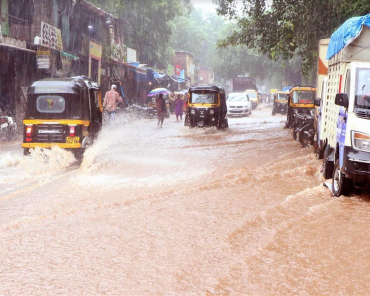 मुंबई में तेज बारिश से जनजीवन अस्त-व्यस्त, ट्रेनें रद्द, स्कूल कॉलेज बंद, जारी हुआ रेड अलर्ट