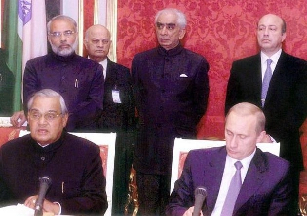 Narendra Modi । रूस में PM मोदी को आई अटलजी की याद, शेयर की 18 साल पुरानी फोटो - pm modi remembered first visit russia memories tweets vladimir putin atal bihari vajpayee