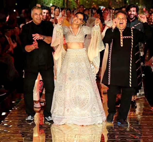 रैंप पर दीपिका पादुकोण का मस्तीभरा अंदाज, अबू जानी और संदीप खोसला के साथ किया डांस - showstopper deepika padukone dances on disco deewane in abu jani sandeep khosla fashion show video viral