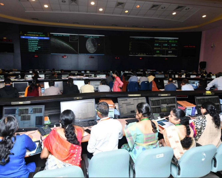 Chandrayaan-2, लैंडर विक्रम से संपर्क टूटा, PM मोदी ISRO वैज्ञानिकों से बोले- हिम्मत मत हारिए - Chandrayaan-2